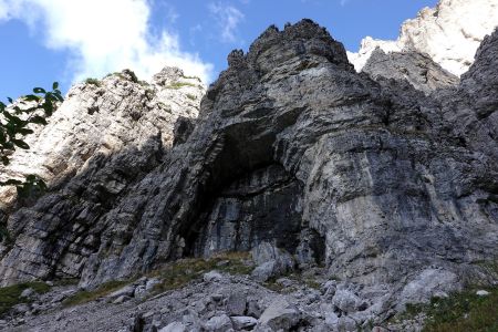 Skalní most pod nástupem na Ferratu Zacchi